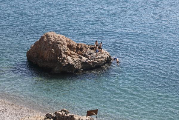 Denizin havadan sıcak olduğu Antalya da sahiller doldu Elips Haber