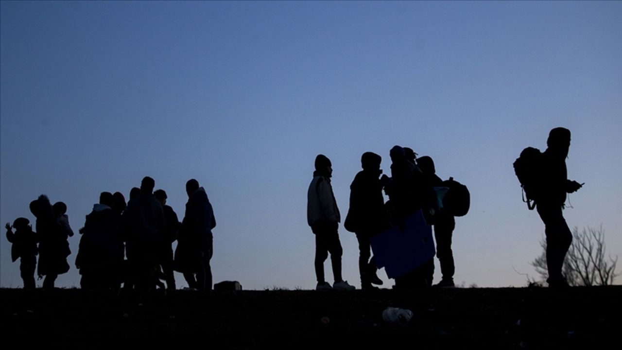 İtalya'ya son 24 saatte 1200'den fazla düzensiz göçmen ulaştı