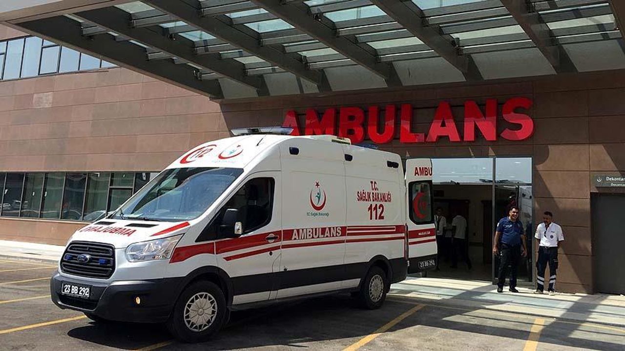 Afyonkarahisar'da otomobil duvara çarptı: 6 kişi yaralandı