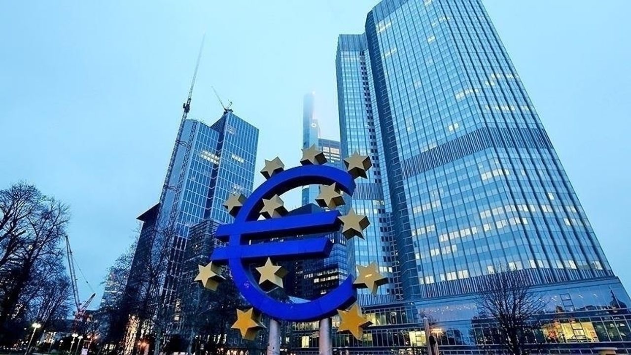 Euro Bölgesi'nde ekonomi daraldı