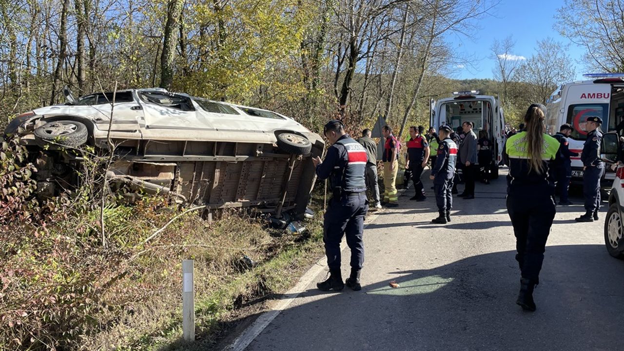 Bartın'da yolcu minibüsü devrildi: 1 çocuk yaşamını yitirdi, 10 kişi yaralı