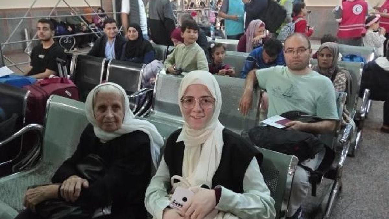 Dışişleri: Tahliye bekleyen 44 Türk ve KKTC vatandaşı Mısır'a ulaştı