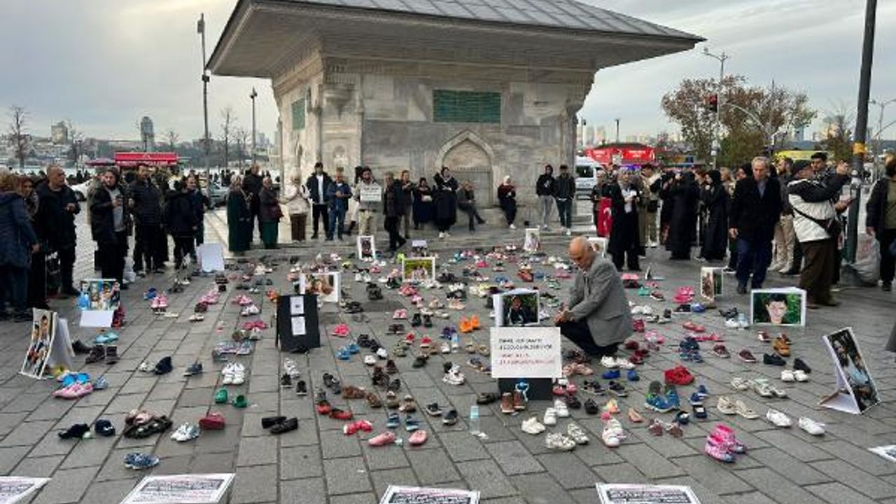 Üsküdar'da çocuk katliamına dikkat çekmek için 500 çocuk ayakkabısı bırakıldı