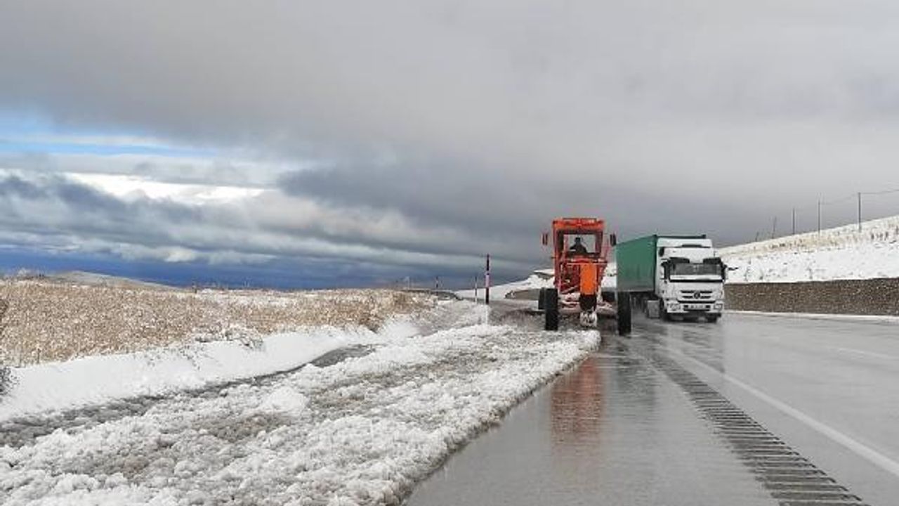 Van'da kar nedeniyle 142 yerleşim birimine ulaşım sağlanamıyor