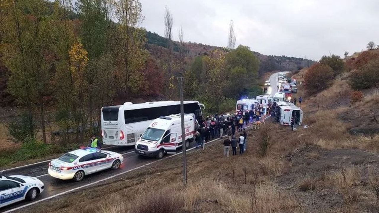 Amasya'da otobüs devrildi: 27 kişi yaralandı