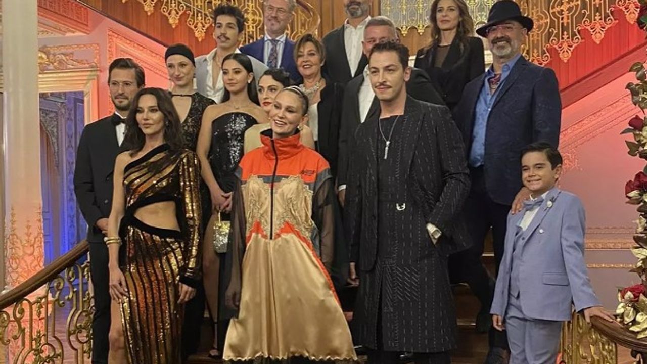 Farah Zeynep Abdullah'ın 'Bihter' filminin galasında giydiği elbise gündem oldu