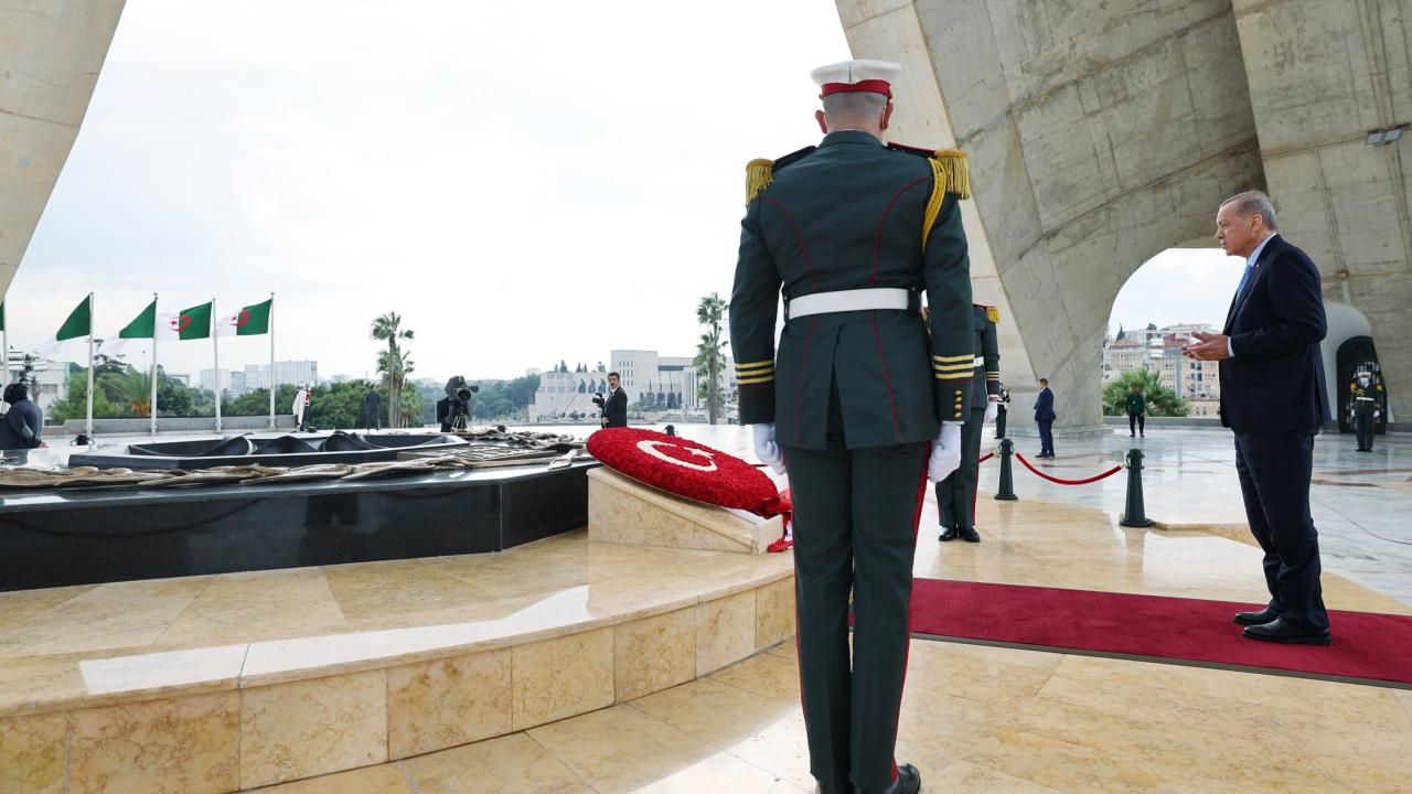 Cumhurbaşkanı Erdoğan, Cezayir Şehitler Anıtı'na çelenk bıraktı