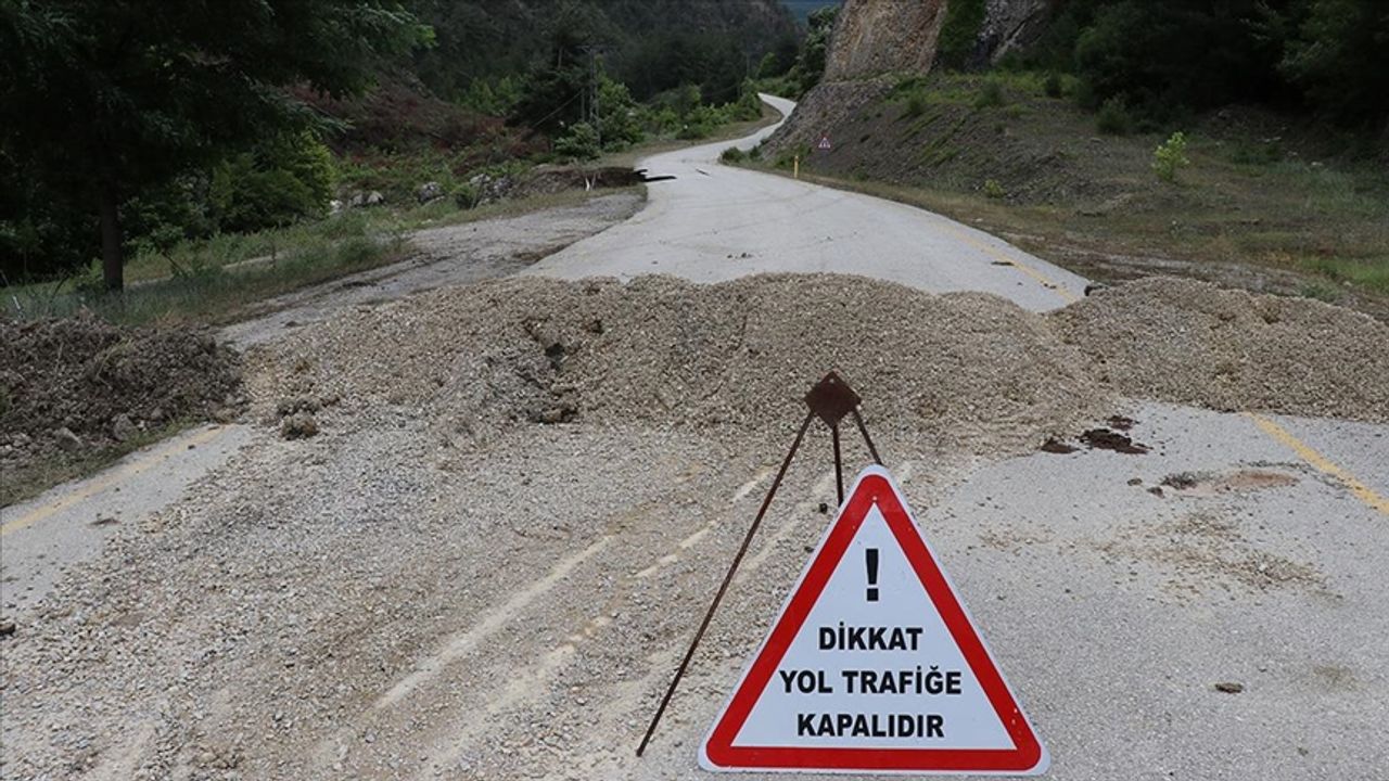 Adıyaman'da heyelan nedeniyle ulaşıma kapanan köy yolu açıldı
