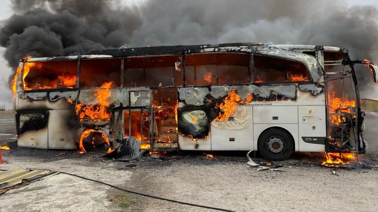 Konya'da yolcu otobüsü yandı: Kullanılmaz hale geldi