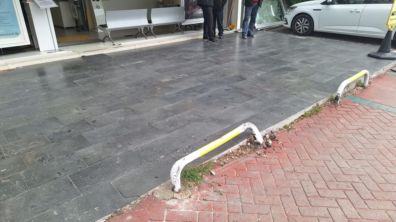 Ankara'da sürücü direksiyon hakimiyetini kaybetti ve banka şubesine girdi