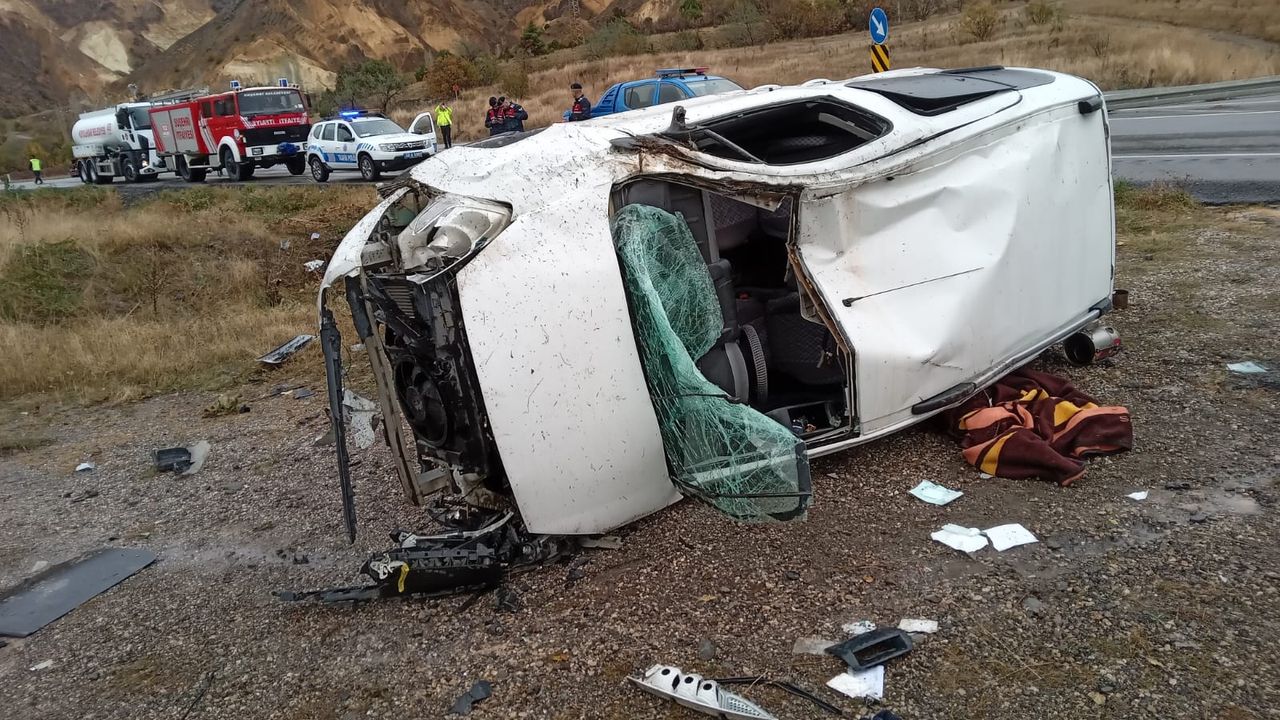 Sivas'ta hafif ticari araç, devrildi: 3 yaralı