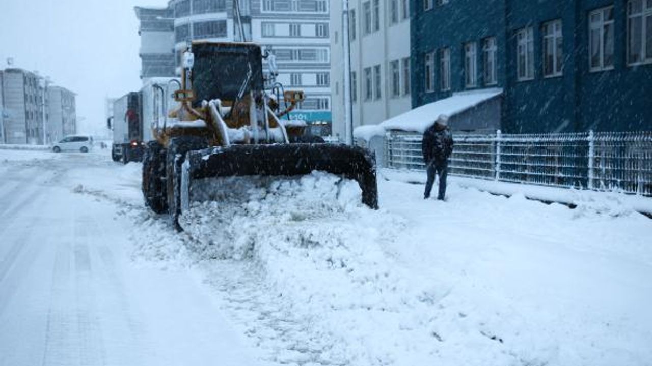 Bitlis'te kar yağışı; 20 köy yolu ulaşıma kapandı