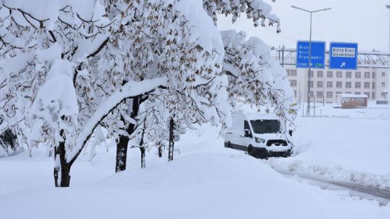 Bitlis'te, 266 köy yolu kardan kapandı