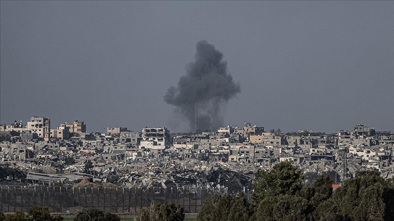 İsrail'in Gazze'nin güneyindeki Refah kentine düzenlediği saldırıda en az  15 kişi öldü - Elips Haber