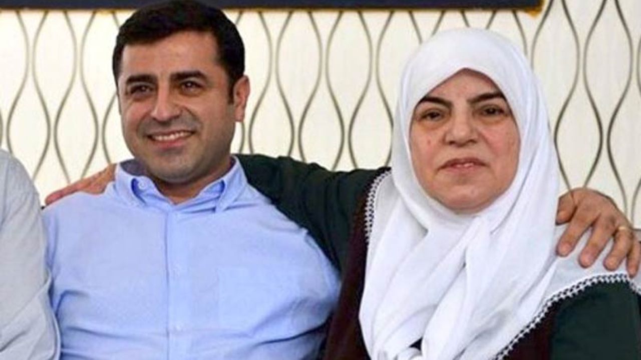 Selahattin Demirtaş annesinin rahatsızlığı nedeniyle Diyarbakır'a götürüldü  - Elips Haber
