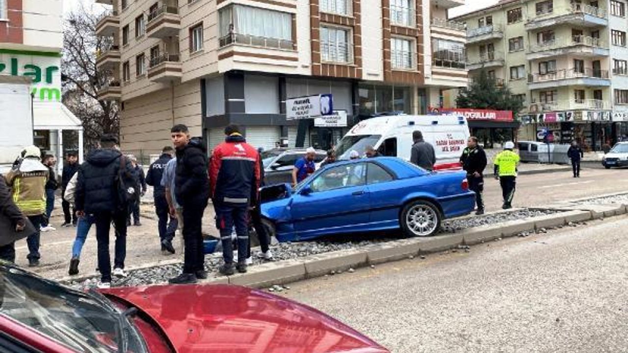Ankara'da otomobiller kafa kafaya çarpıştı; 5 yaralı