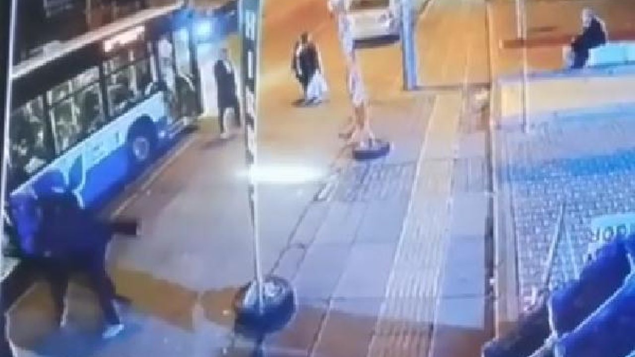 Otobüsten indikten sonra tartıştığı kişiyi bıçakladı