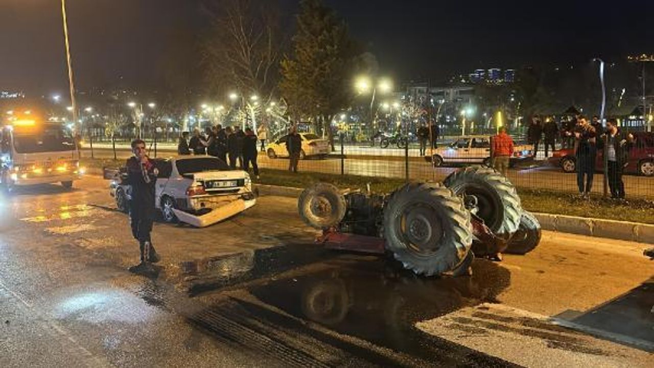 Otomobille traktör çarpıştı: 2 kişi yaralandı