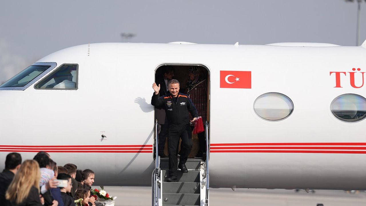 Alper Gezeravcı, Türkiye'ye döndü
