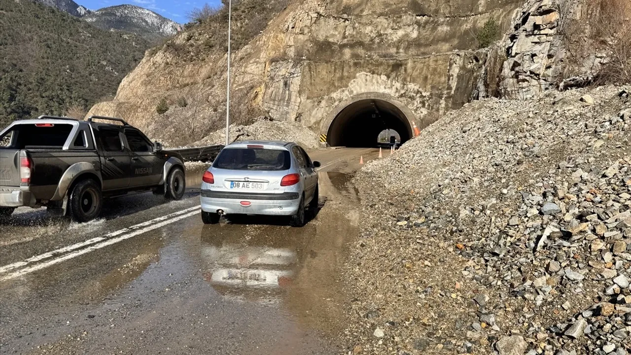 Heyelan nedeniyle kapanan Artvin-Hopa kara yolunda çalışmalar devam ediyor