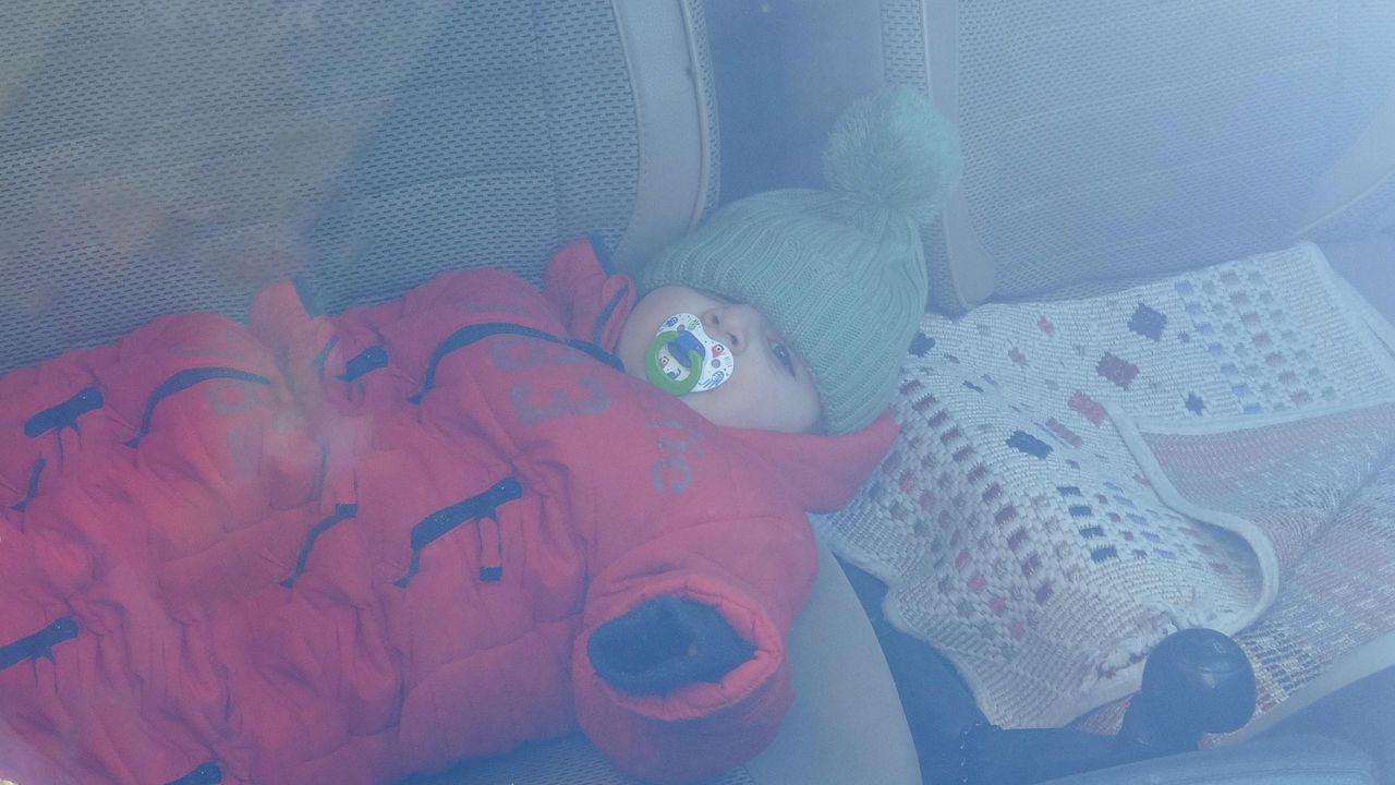 Kapıları arızalı otomobilde kilitli kalan bebeği, itfaiye kurtardı