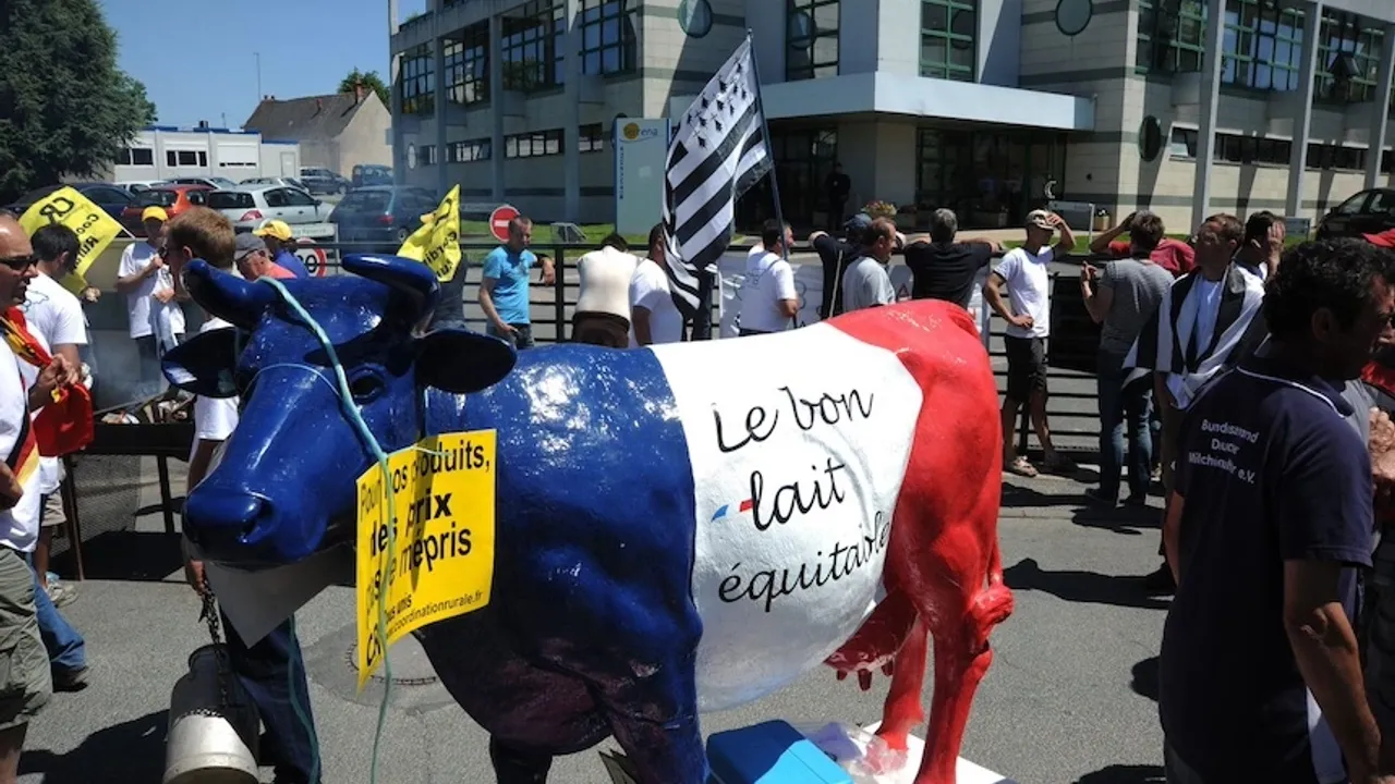 Fransa'da süt üreticileri hükümetin politikalarını protesto etti