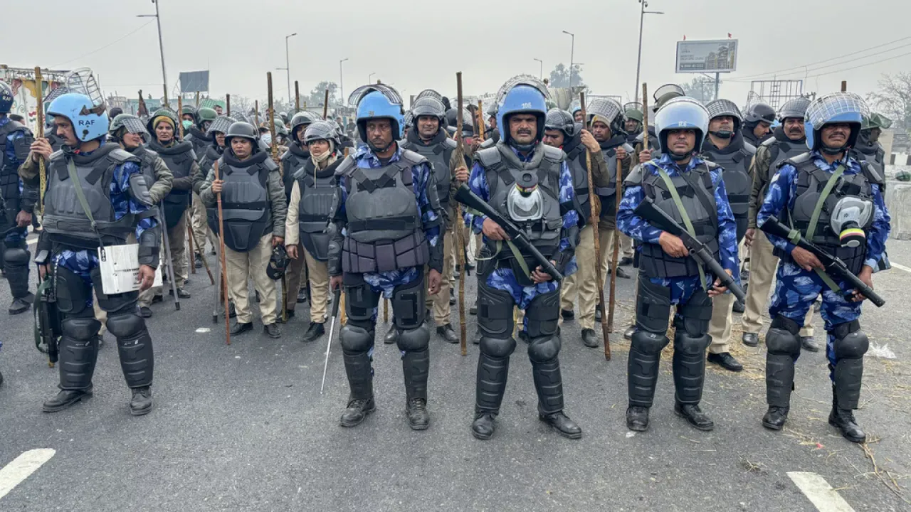 Hindistan'da başkent Yeni Delhi'ye yürüyen binlerce çiftçiye polis engeli