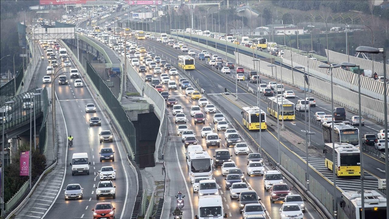 İstanbul'da yağışlı havanın etkisiyle trafik yoğunluğu arttı