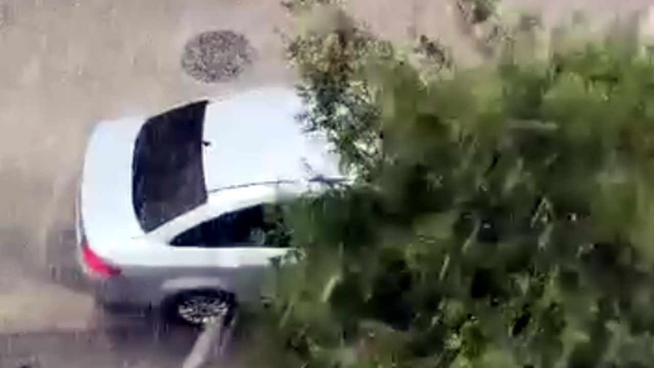 Ankara'ya dolu yağdı, minare devrildi!