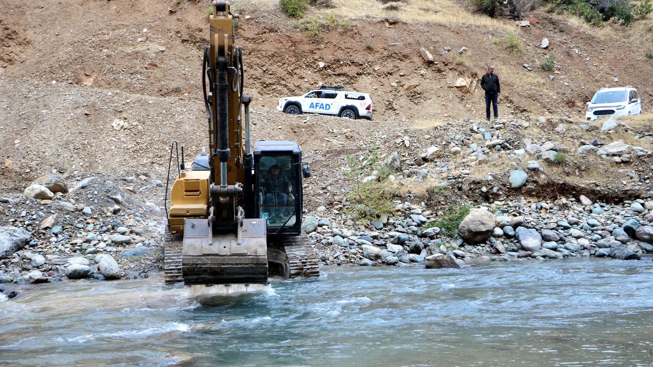 Avaşin Deresi'nde kaybolan İbrahim, ekskavatörle arandı