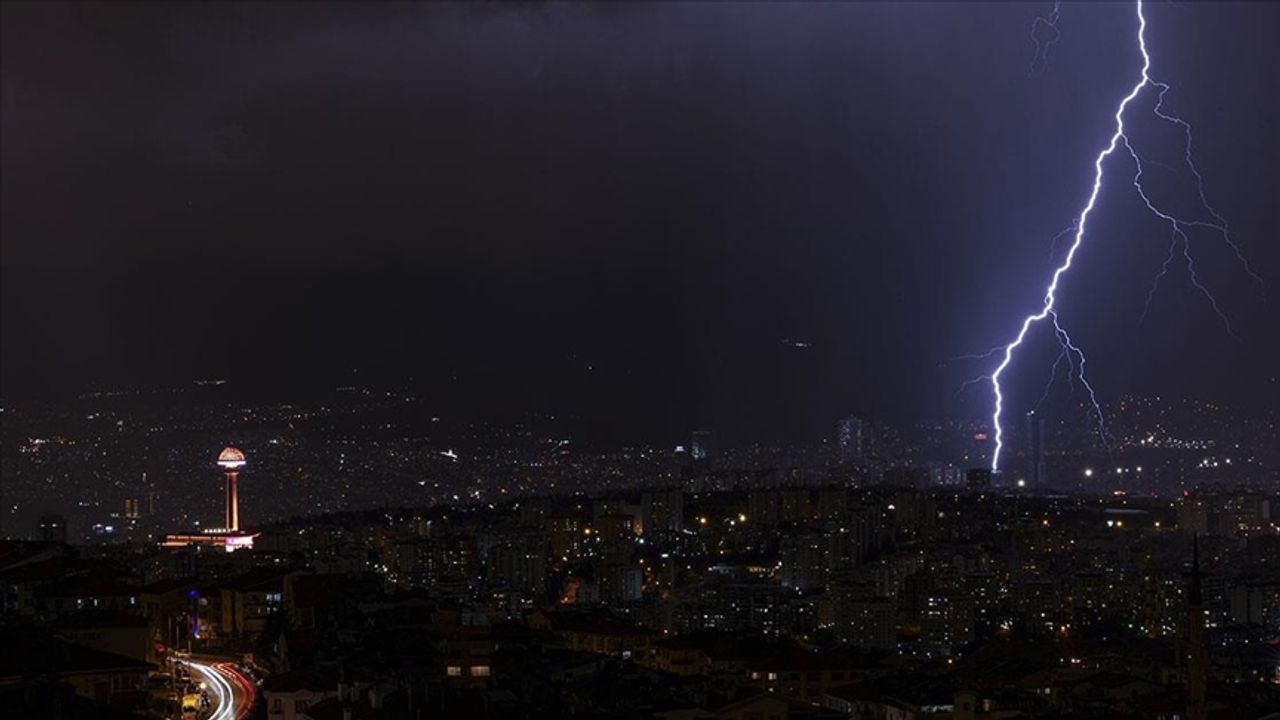 Ankara'da gök gürültülü sağanak etkili oldu