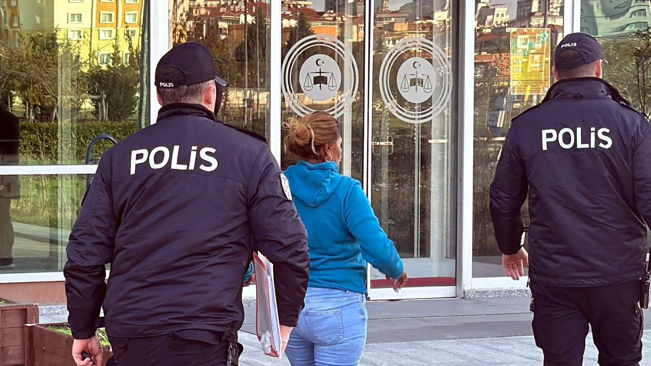 Bir anne bebeğini bankta oturan kişiye bırakıp kaçtı!