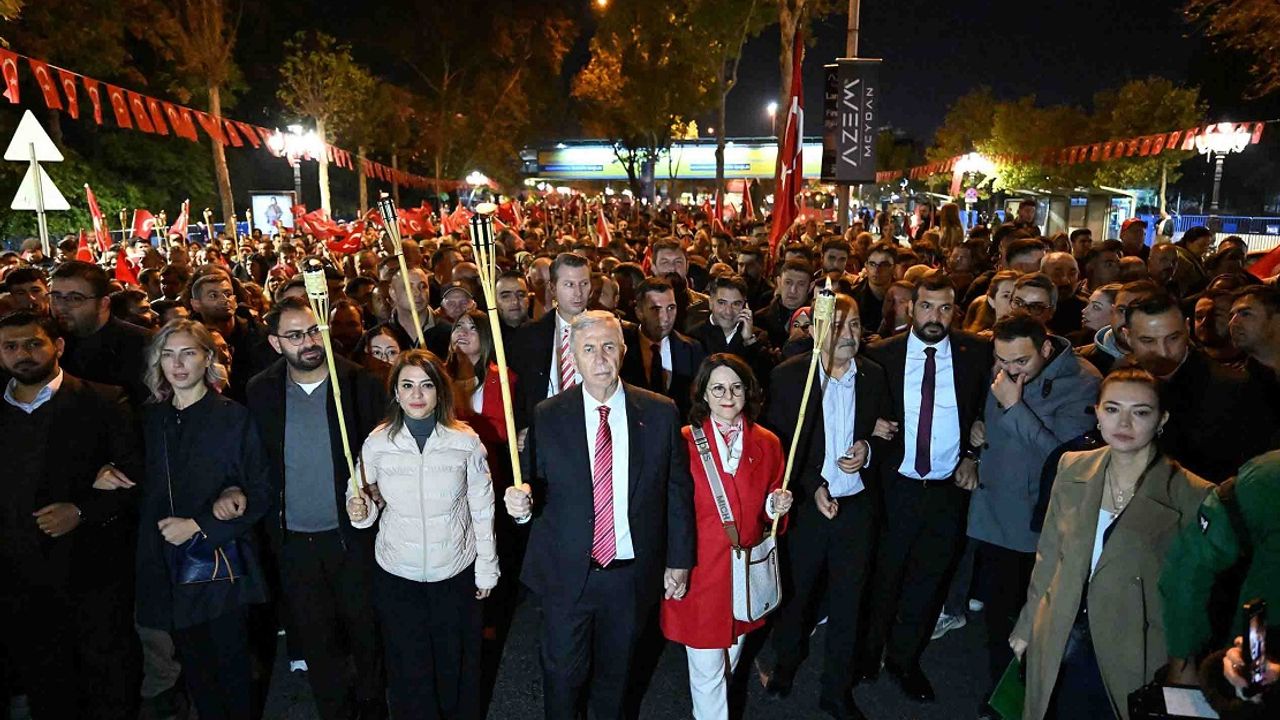 Ankara Cumhuriyet’in 102. yılında kırmızı-beyaza büründü