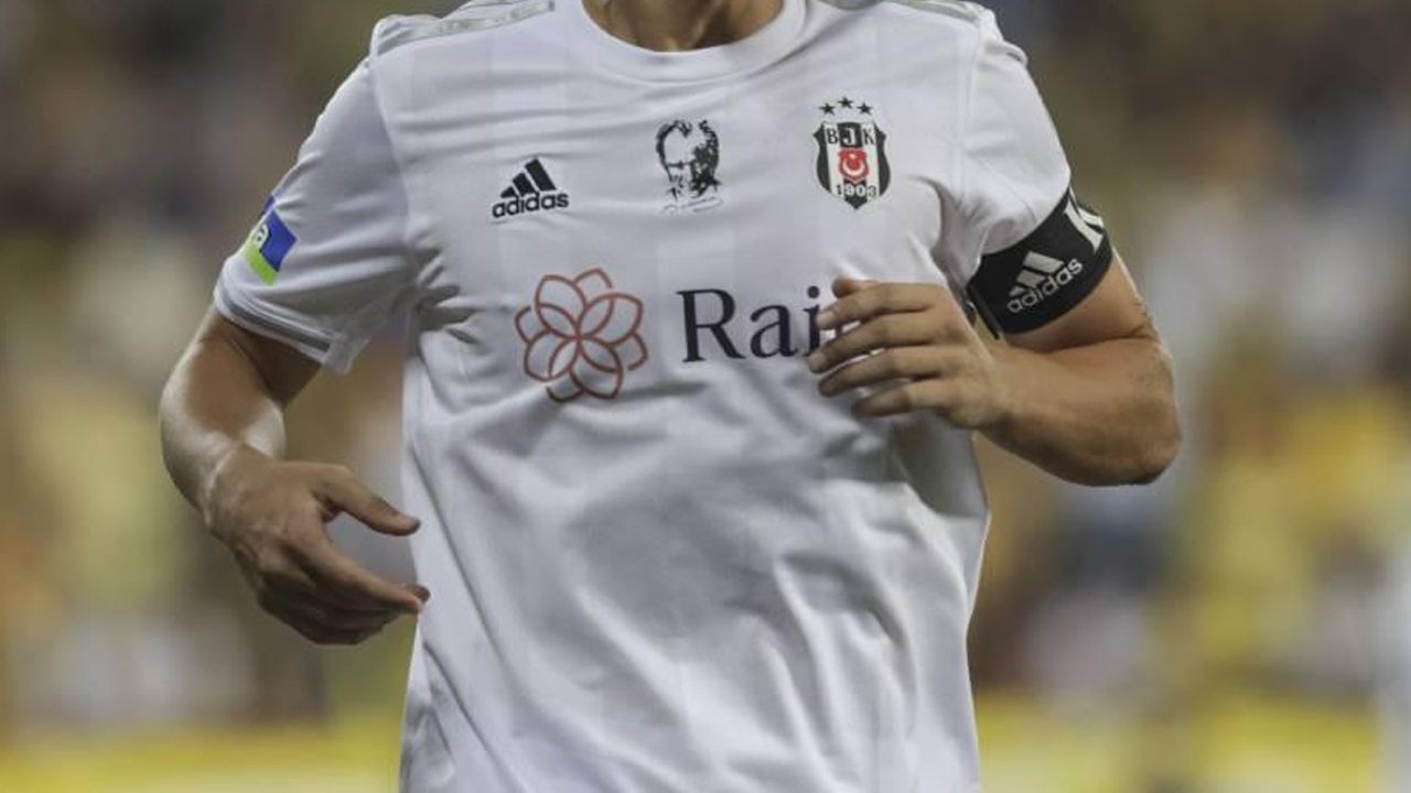Beşiktaş'ta şok ayrılık: Tecrübeli oyuncu futbolu bırakıyor