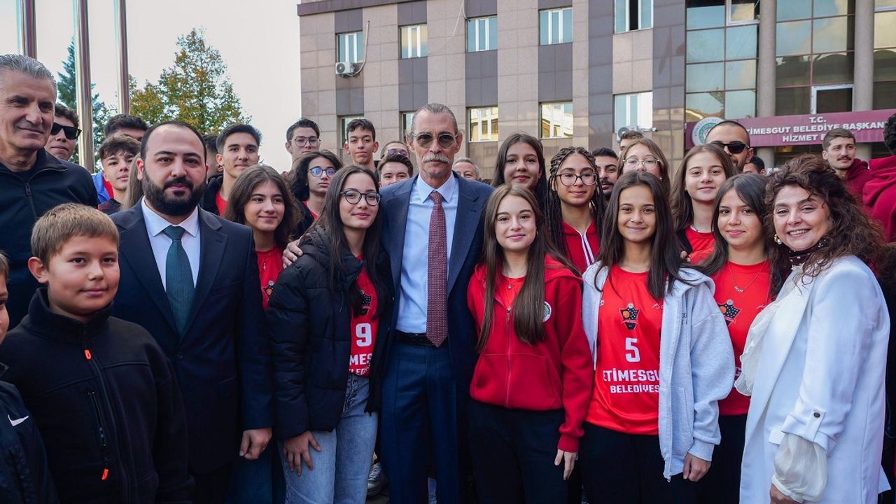 Etimesgut’ta Cumhuriyet Meydanı’nda anlamlı tören