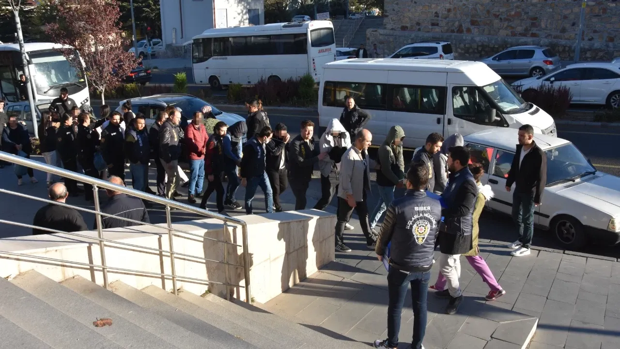 Öğretmen olmak için gittiği üniversitede çete lideri oldu