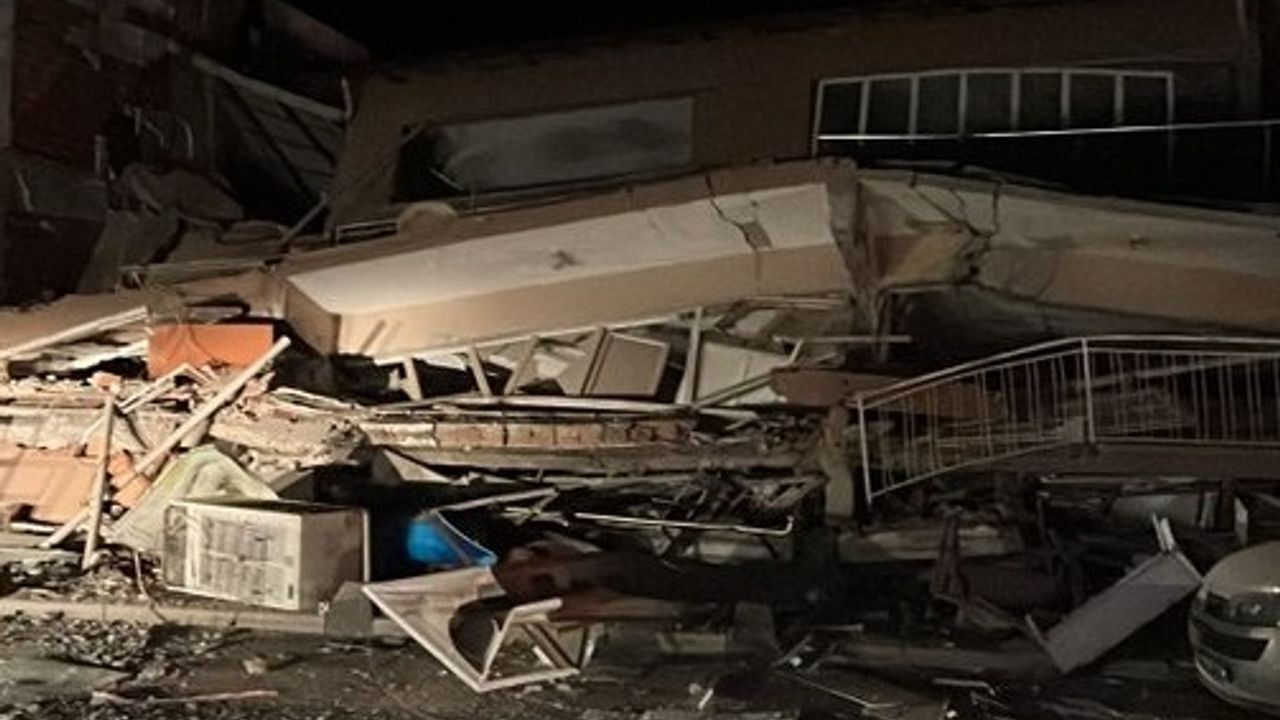 Balıkesir Sındırgı’da bir bina yıkıldı