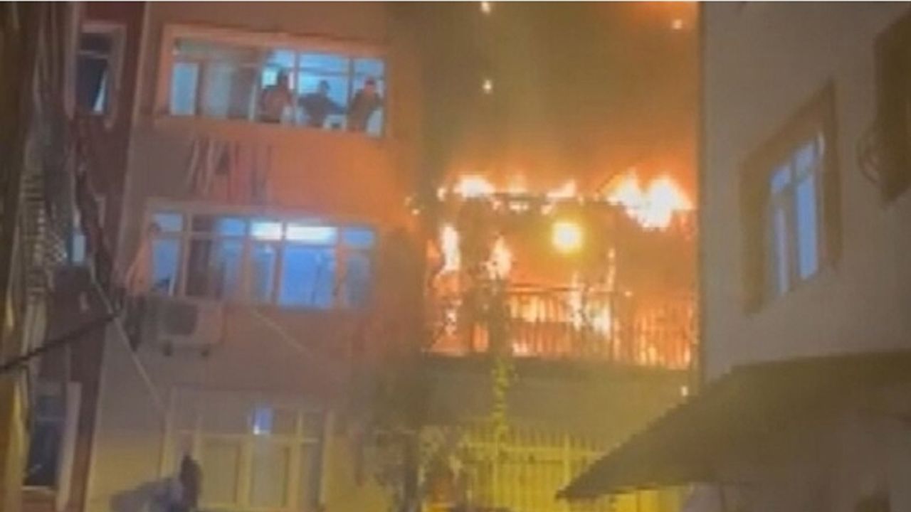Beyoğlu'ndaki bir evde havai fişek nedeniyle yangın çıktı!