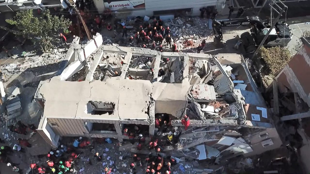 Gebze'de 7 katlı bina çöktü: 2 kişinin cansız bedenine ulaşıldı, 1 kişi sağ kurtarıldı