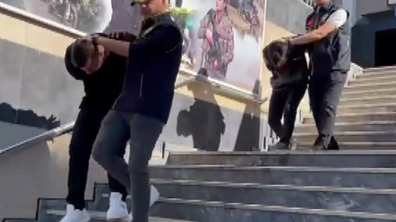 Fatih'te iş yerindeki kasayı açamayınca taşıyarak çaldılar