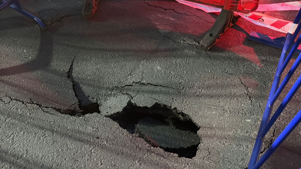 İstanbul Kağıthane'de yol çöktü
