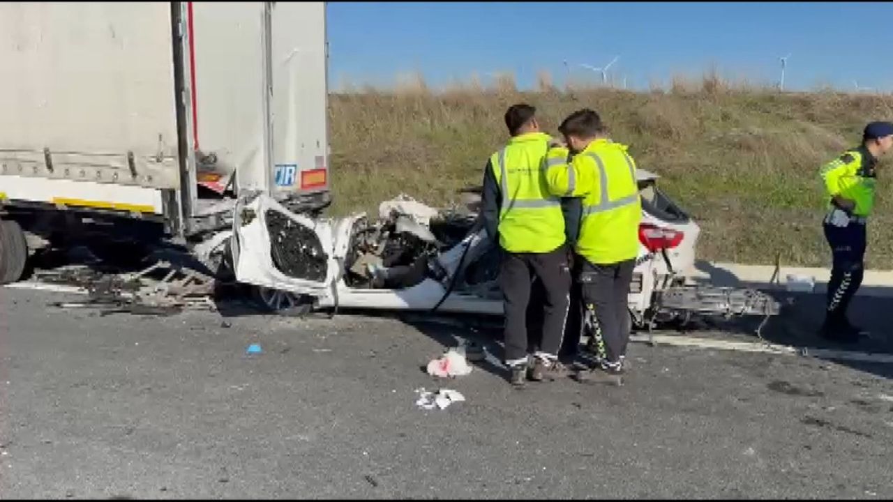 Silivri'de otomobil TIR'ın altına girdi: 1 ölü