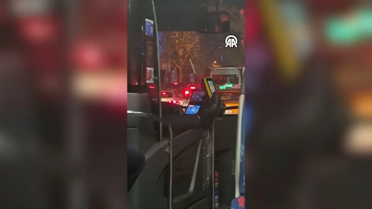 İETT şoförü ayağını uzattı seferini yaptı! Pes dedirten görüntüler