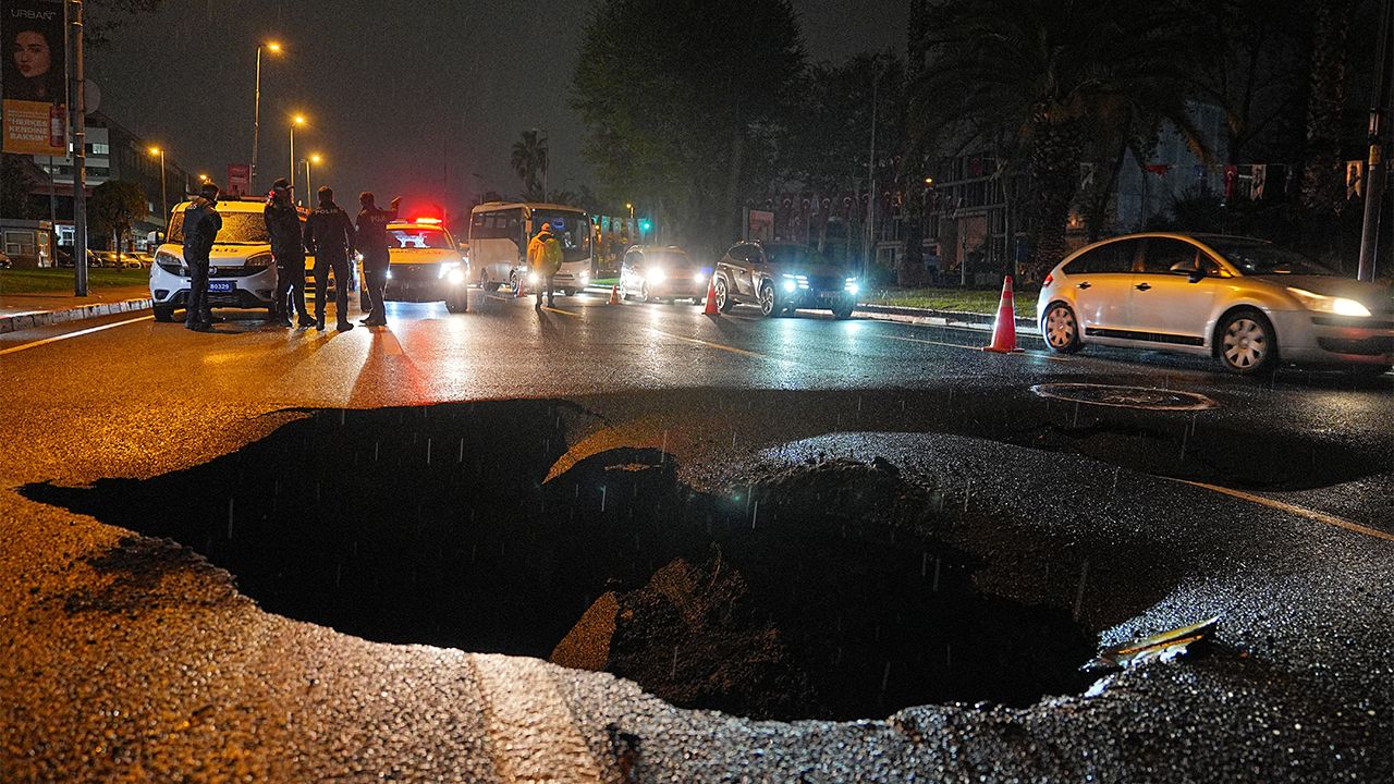 İstanbul’da sağanak nedeniyle yol çöktü!
