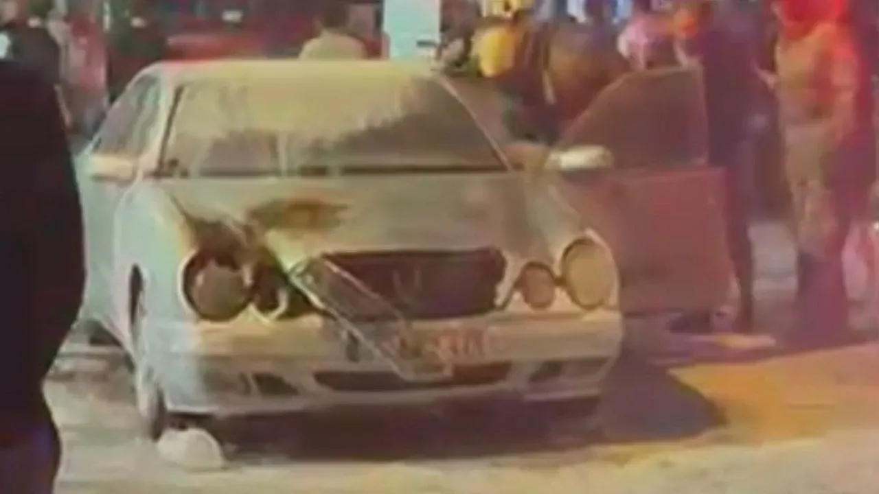 Eşiyle kavga etti, otomobiliyle birlikte kendini ateşe verdi