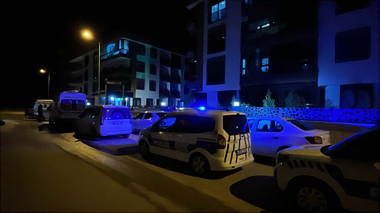 İzmir'de bir evde anne, baba ve oğulları tabancayla öldürülmüş halde bulundu