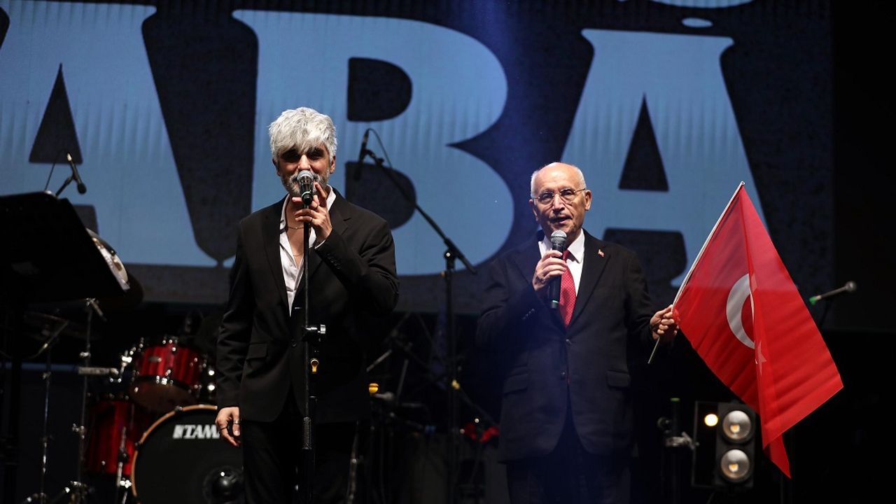 Burcu Güneş Yenimahalle’yi coşturdu