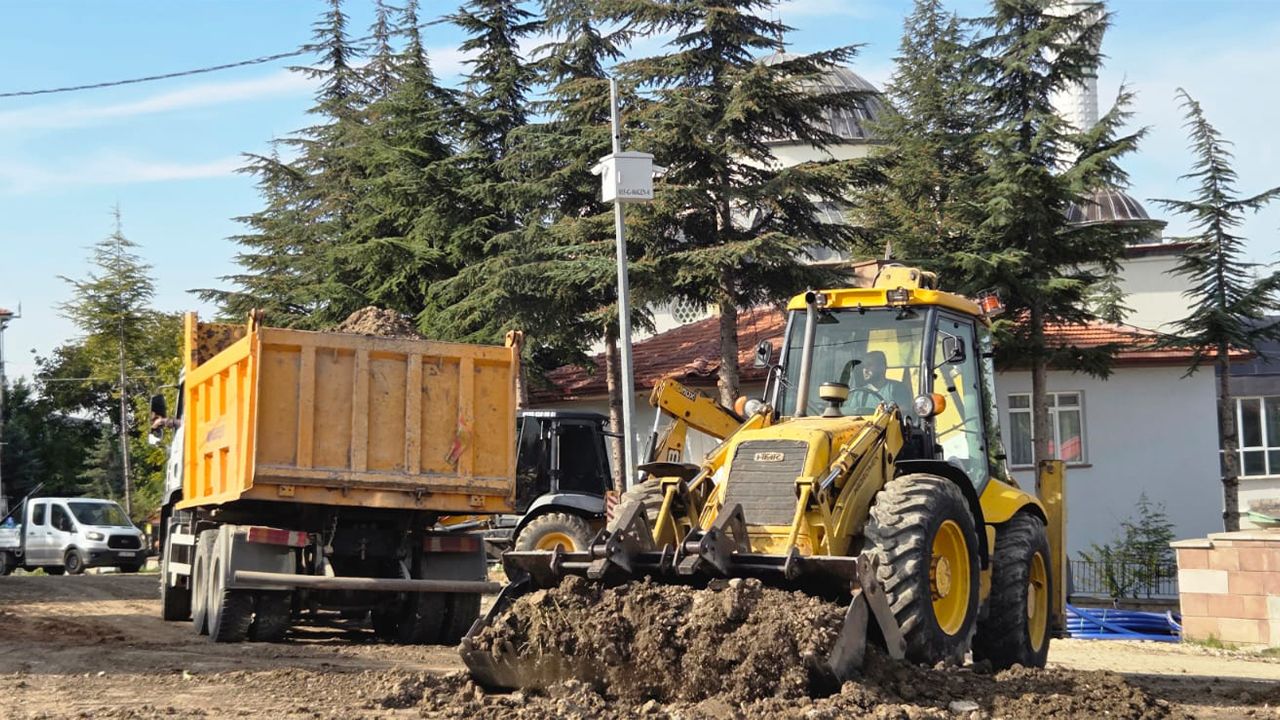 Kahramankazan'da yol ve çevre düzenlemesi sürüyor