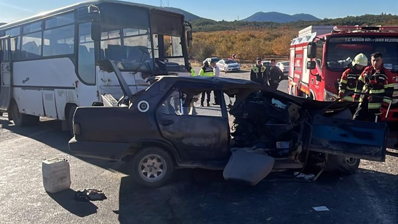 Tarım işçilerini taşıyan midibüs ile otomobil çarpıştı: 3 ölü, 12 yaralı