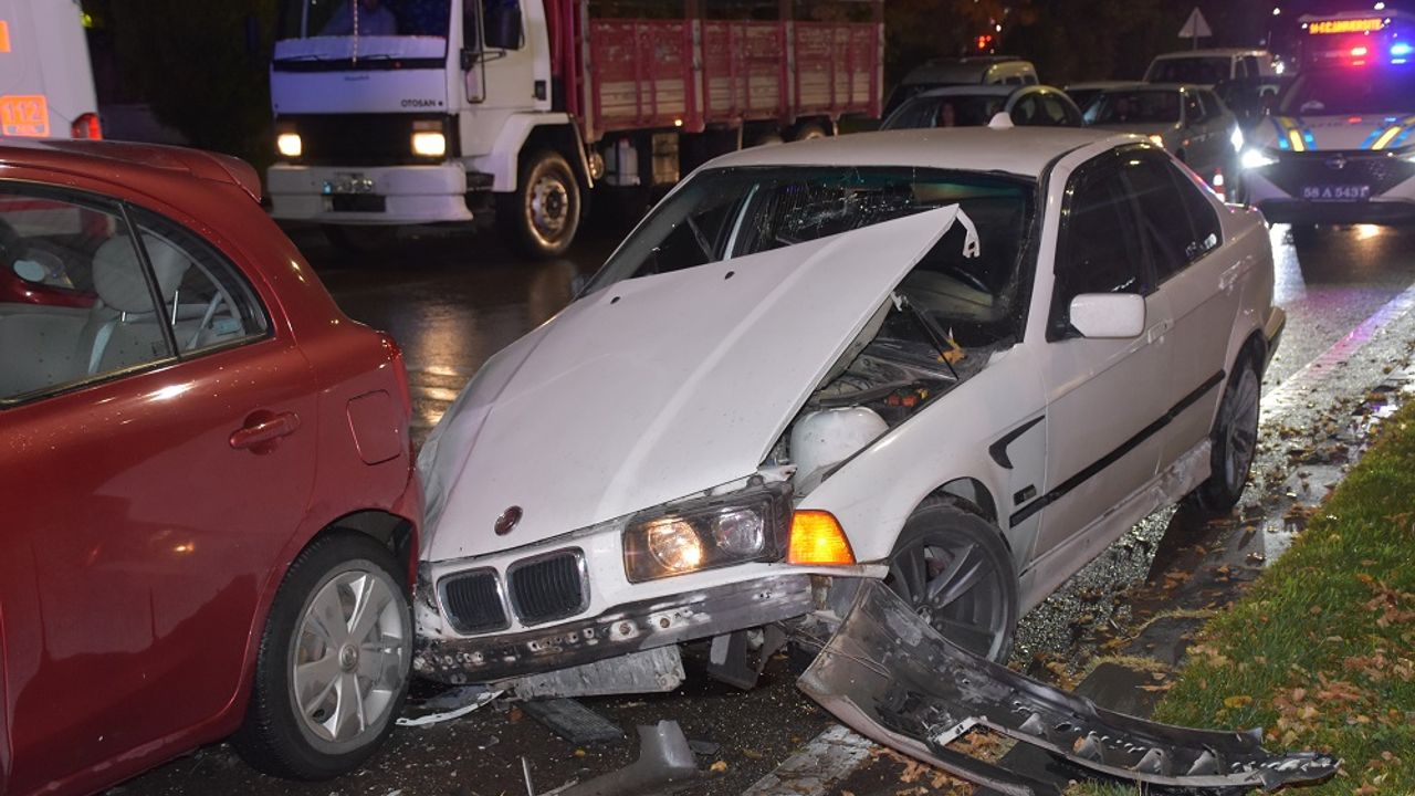 Sivas'ta 5 otomobilin karıştığı zincirleme kazada 1 yaralı